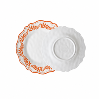 Assiette de service à bord festonné, texture martelée, vaisselle décorative avec logo personnalisé au dos pour la mise en table et les événements traiteur