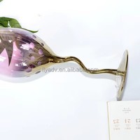 Ensemble de verrerie en verre épais avec base torsadée dorée, verres à vin, verres à boire, gobelets pour la dégustation et les mariages