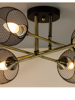 Plafonnier de style industriel moderne avec abat-jour en maille et tiges en laiton, parfait pour le salon, la chambre et la décoration de loft