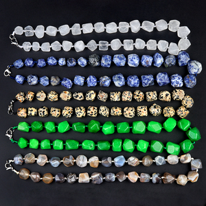 Collier tendance en perles avec pierres précieuses irrégulières, pierres de guérison pour femmes - Bijoux cadeau - Product Image 2