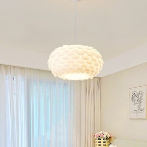 Lustre de chambre à coucher en forme d'écailles, luminaire moderne et minimaliste pour chambre d'enfant, plafonnier créatif en plumes crème style français pour salle à manger - Product Image 3