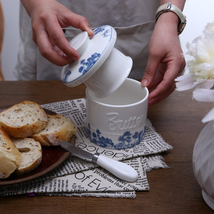 Beurrier en porcelaine française, pot à beurre en céramique avec couvercle, motif bleu et blanc champêtre pour comptoir de cuisine - Product Image 4