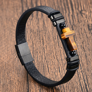 Bracciale <span class=keywords><strong>da</strong></span> <span class=keywords><strong>uomo</strong></span> in pelle nera intrecciata a doppio strato con croce in pietra naturale e acciaio inossidabile, multistrato - Product Image 1