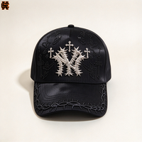 Casquette de baseball gothique brodée de fil barbelé avec breloque croix argentée et cloutée, vente en gros