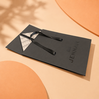 Boîte cadeau en papier rigide noir mat avec poignée en ruban pour emballage de marque haut de gamme, vente en gros