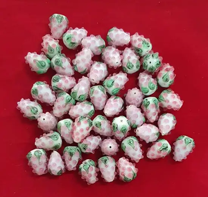 Perles de verre soufflé en forme de fruits (rondes/ovales) couleur fraise personnalisée pour la fabrication de bijoux, perles en vrac en boîte - Product Image 1