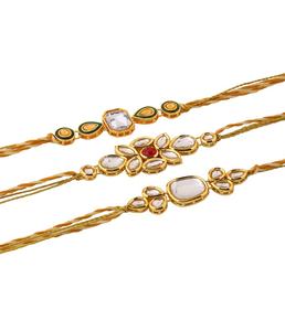 Elegante y Clásico Set de Tres Rakhis de Perlas y Kundan para Hermano, Pulseras de Hilo para Raksha Bandhan, Regalo Festivo, Rakhi de Diseño - Product Image 1