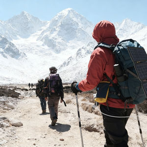 Chargeur solaire noir ultra-portable et durable, 23% d'efficacité, 20W, panneau pliable IP67, alimentation d'urgence, aventures en plein air - Product Image 2