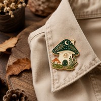Broche en émail personnalisée motif Maison Champignon Clair de Lune, Badge Nature Forêt, Émail Dur, Cadeau Souvenir, Vente en Gros, OEM ODM, Fabrication de Broches