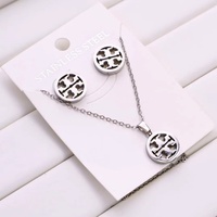 Conjunto de Collar y Pendientes Unisex de Lujo Ligero y Exquisito, Chapado Electrolítico, Cadena Delgada con Letra Yanglinshu, Acero Inoxidable