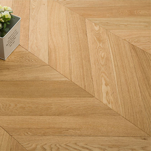 Parquet en bois d'ingénierie multicouche en chêne européen brillant de qualité ABC 18 mm, à joint T&G, motif chevron ondulé, pour projets de design d'intérieur - Product Image 1