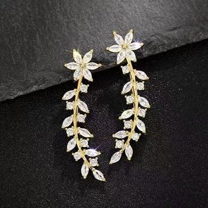 Orecchini a gancio con foglie floreali per donna, gioielli per le orecchie eleganti e alla moda con pietre trasparenti intarsiate - Product Image 3