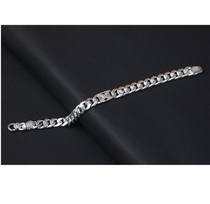 สร้อยข้อมือพรีเมียมร่วมสมัย SATVA SILVER ผลิตจากเงินแท้ 64% พร้อมดีไซน์โซ่เคลือบโรเดียม - Product Image 1
