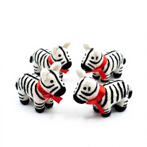 Adorno Navideño de Pared con Diseño de Zebra Blanca Tejida a Mano con Lana 100% Certificada Ecológica, Cinta Roja y Animal de Dibujos Animados para Interiores - Product Image 2