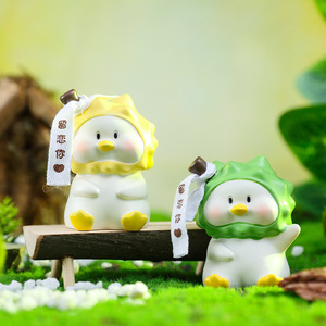 Nuevo y popular adorno de pato de resina exquisito con diseño de caricatura nostálgica, ideal para decoración de dormitorio, escritorio o coche, venta al por mayor. - Product Image 1