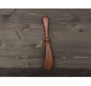 Cuchillo de madera hecho a mano para cocina o decoración ecológico ligero seguro para niños e ideal para utensilios de cocina antiadherentes - Product Image 1