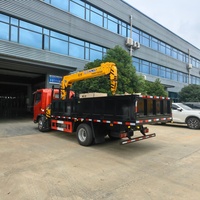 Camion-grue compact RHD SINOTRUK HOWO 4X2 avec grue hydraulique à flèche droite Chengli pour le levage de marchandises en Afrique