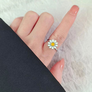 แหวนหมุนลายดอกเดซี่ Dainty Drop Glue ช่วยลดความวิตกกังวล ปรับขนาดได้ ทำจากทองแดงชุบไวท์โกลด์ หมุนได้ บรรเทาความเครียด เหมาะสำหรับสาวๆ - Product Image 2