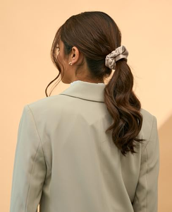 Chouchous de luxe en satin de soie pour femmes - Élastiques doux pour cheveux sans abîmer les mèches - Accessoires capillaires en gros pour salons et boutiques - Product Image 2