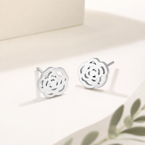 Pendientes de acero inoxidable con baño de oro de 14K, diseño floral calado, 8 x 9 mm, 2.4 g - Product Image 1