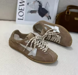Scarpe Casual da Donna con Suola Nera in Pelle di Vacchetta, Motivo a Stelle Argentate, Suola Sottile e Tomaia Bassa per Uso Quotidiano - Product Image 3