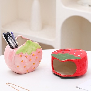 Vaso di frutta in ceramica moderna a forma di fragola pennello cosmetico penna adatta per la decorazione della casa del secchio - Product Image 1