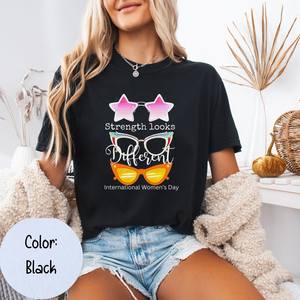 T-Shirt da Donna 'Strength Looks Different' per la Giornata Internazionale della Donna, Casual con Collo Tondo, 100% Cotone Jersey Stampato - Product Image 3
