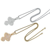 Collier en gros plaqué or et argent avec micro-pavé de zircons étincelants, motif trèfle et croix, avec chaîne en corde