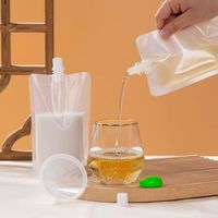Pochettes souples en gros avec bec verseur 100ml 200ml 500ml – Plusieurs tailles disponibles, impression personnalisée, emballage transparent pour jus et boissons, pochette stand-up