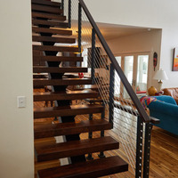 Kit d'escalier droit intérieur moderne et minimaliste de luxe avec marches en bois massif et garde-corps en verre pour villas