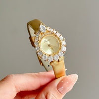 Montre à quartz pour femme sertie de diamants, boîtier en alliage, bracelet en acrylique, cadran à aiguilles, résistante à l'eau 30M, luxe léger, vintage