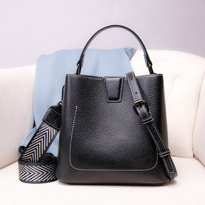 Borse a Tracolla Casual in Vera Pelle di Lusso per Donne, Design Geometrico con Chiusura a Cerniera e Borchie - Product Image 2
