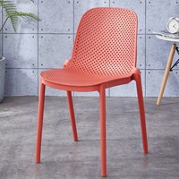 Chaise empilable en polypropylène (PP) durable pour intérieur et extérieur, avec dossier perforé, idéale pour la salle à manger et les loisirs, garantie 3 ans