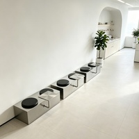 Banc d'attente modulaire 2 places avec structure en acier inoxydable et coussin en cuir, design industriel pour hall d'hôtel et extérieur