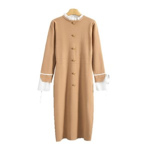Robe pull en tricot pour femme Hepburn, manches longues, coupe ajustée, longueur mi-longue, avec poignets à volants et boutons sur le devant - Product Image 5