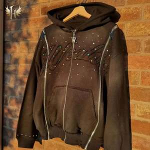 Sweat à capuche oversize pour homme de qualité supérieure, style streetwear, coupe courte, fermeture éclair 3 voies, délavé au soleil, doublé de strass, effet usé - Product Image 3