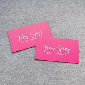 การ์ดอวยพรพร้อมโลโก้ส่วนตัว สีชมพูเข้มแบบด้าน ปั๊มฟอยล์เลเซอร์ลายลายมือพร้อมคิวอาร์โค้ด บัตรธุรกิจแบบกำหนดเองสำหรับเครื่องสำอาง - Product Image 3