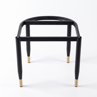 Cadre de chaise en métal robuste et moderne à 4 pieds croisés avec élégantes patins dorés pour chaises de salle à manger rembourrées de loisirs