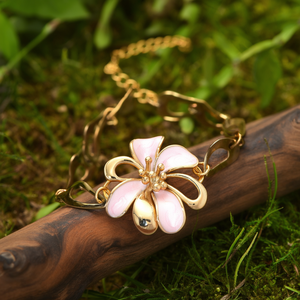 Pulsera de Acero Inoxidable Chapada en Oro con Diseño de Flor y Esmalte Rosa, Joyería para Mujer, Accesorio de Moda - Product Image 3