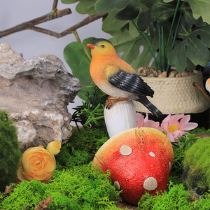 Figurine élégante en résine Redeco, <span class=keywords><strong>oiseau</strong></span> de la forêt sur champignon, design de micro-paysage, détails peints à la main pour la décoration de jardin - Product Image 2