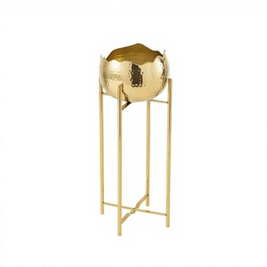 Maceta de Hierro con Diseño Floral, Bañada en Oro, de Alta Calidad, con Soporte Antideslizante para Exhibición en el Suelo - Product Image 1