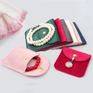 Sac à bijoux en velours imprimé avec logo personnalisé, pochette souple pour anneaux, design personnalisé, emballage pour bracelet avec bouton - Product Image 1