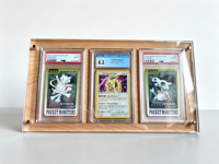 Étui de présentation pour cartes gradées en acrylique sur mesure avec protection UV et base en bois massif pour cartes de collection gradées PSA CGC ACE