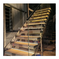 Escaliers flottants d'intérieur modernes avec grande plate-forme en bois et balustrade en verre pour appartement au design contemporain
