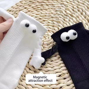 2024 गर्म बिक्री हाथ में हाथ मध्य ट्यूब मोजे चुंबकीय चूसने मजाकिया जोड़े दोस्त बहन मोजे मोजे - Product Image 3