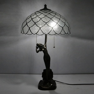 Lámpara de Escritorio Tiffany LongHuiJing de 16 Pulgadas con Cadena, Pantalla de Vidrio Transparente con Diseño Femenino y Base de Cobre para Decoración de Hotel - Product Image 1