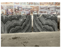 Fusion River – pierre de quartz, marbre ondulé, marbre gris, bois ancien, vague de marbre, mur d'allumettes