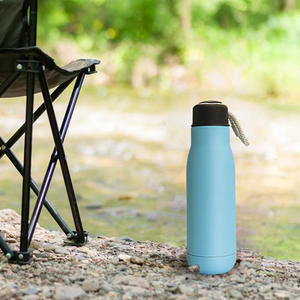 Thermos isolé sous vide à double couche en acier inoxydable de haute qualité Bouteille d'eau portable pour sports de plein air avec corde pour le camping - Product Image 3