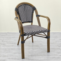 Ensemble bistrot confortable de style européen pour l'extérieur, table HPL de 70 cm, 2 fauteuils en rotin PE, meubles en aluminium avec revêtement en poudre anti-UV, café