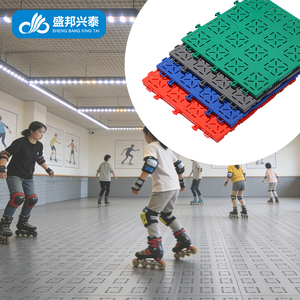 Dalles de sol en plastique emboîtables antidérapantes, modernes, écologiques et imperméables pour le roller et l'extérieur - Product Image 1